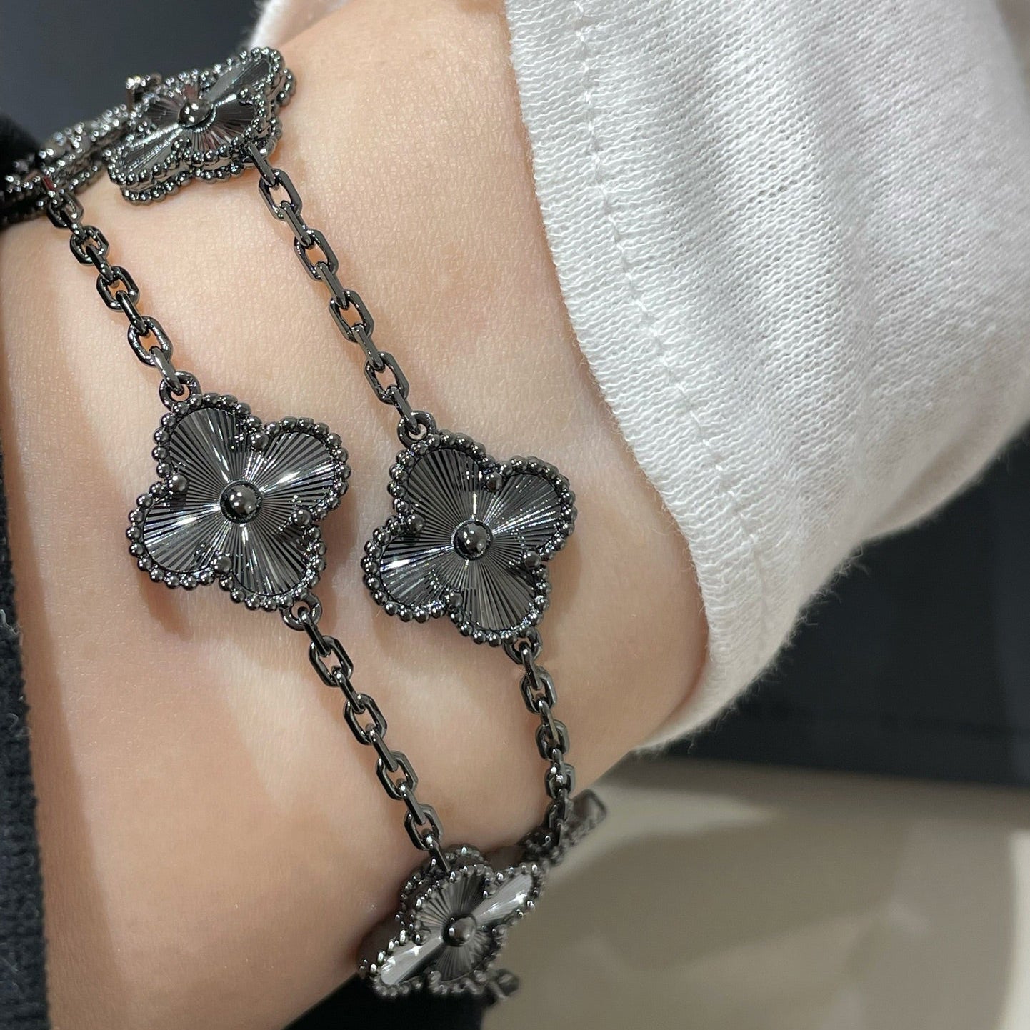 [Mystic-new]CLOVER 5 MOTIF BLACK BRACELET