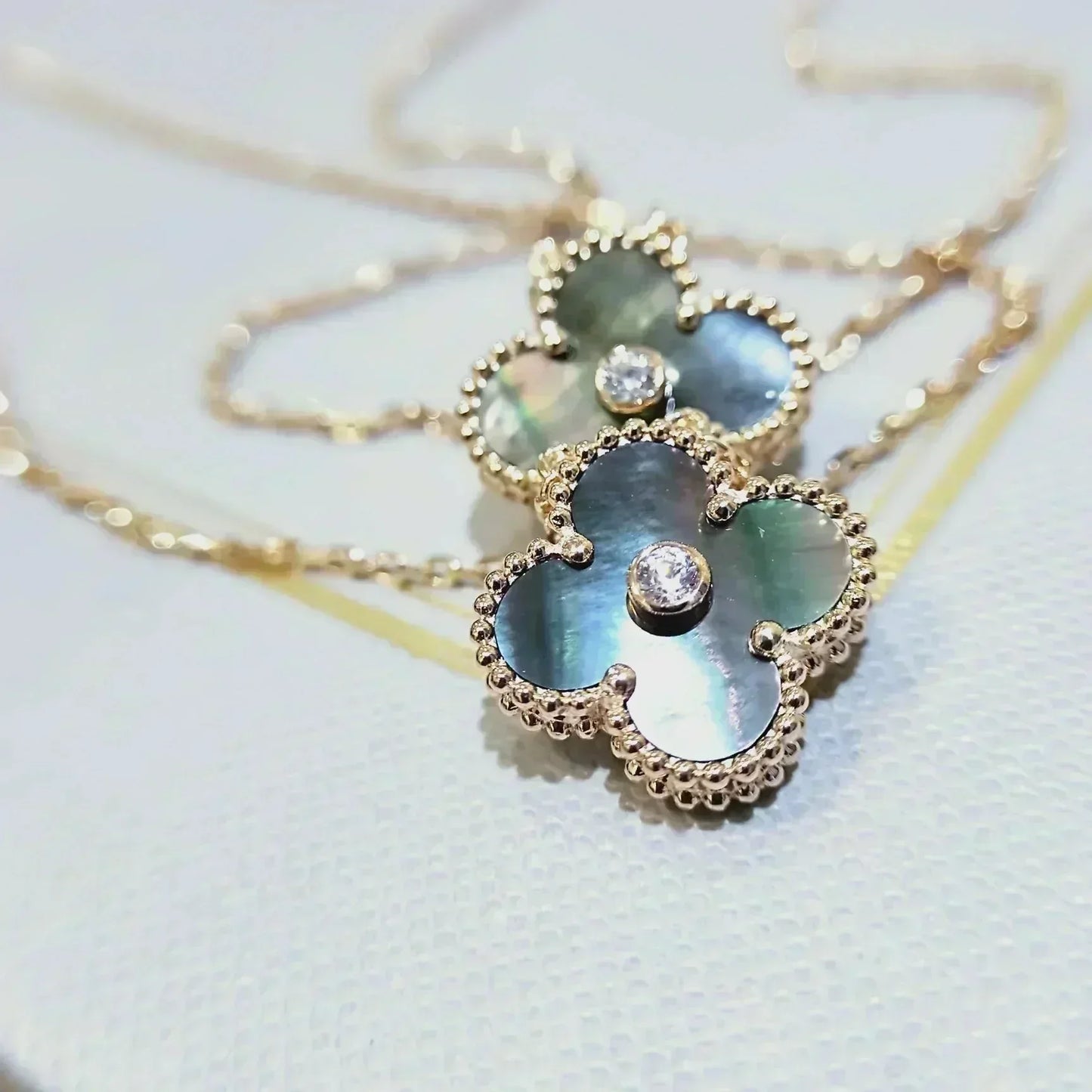 [Mystic]CLOVER 15MM DIAMOND AND MOTHER-OF-GREY NECKLACE