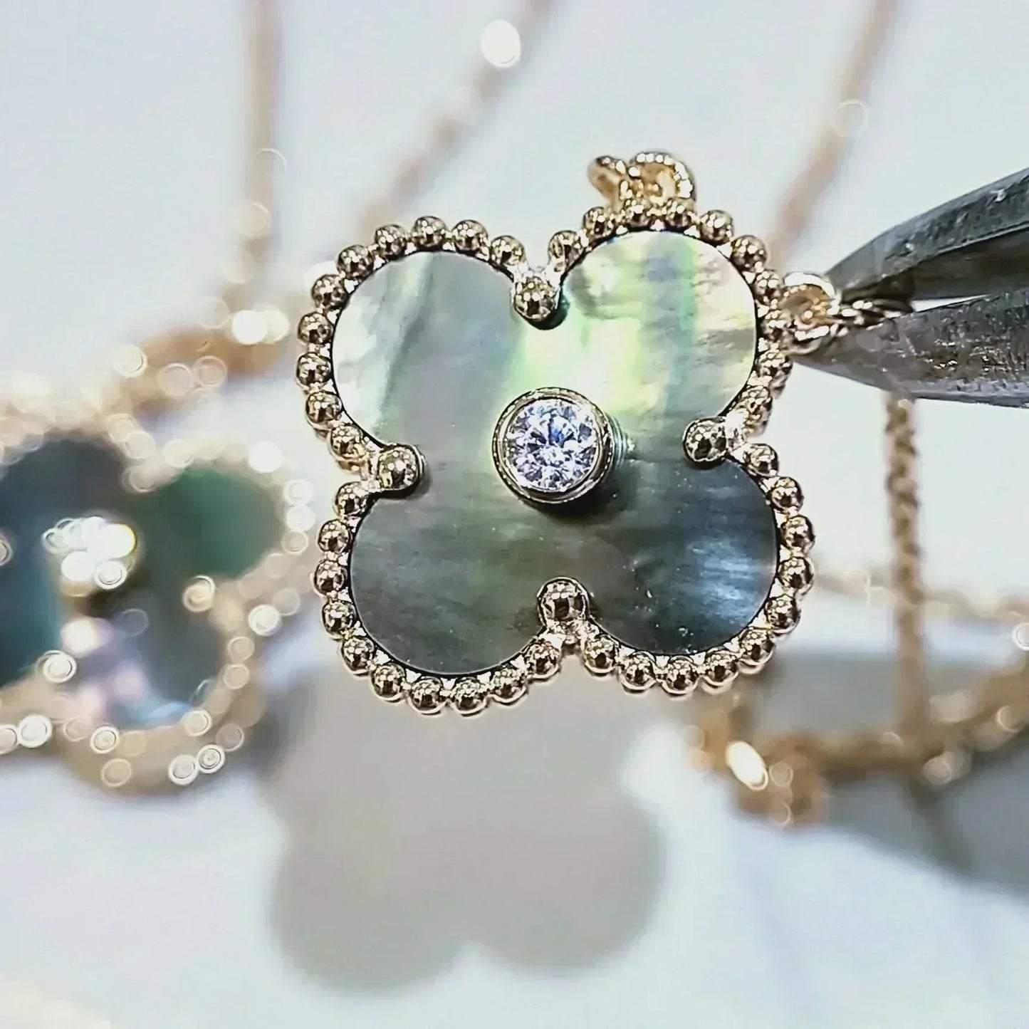 [Mystic]CLOVER 15MM DIAMOND AND MOTHER-OF-GREY NECKLACE