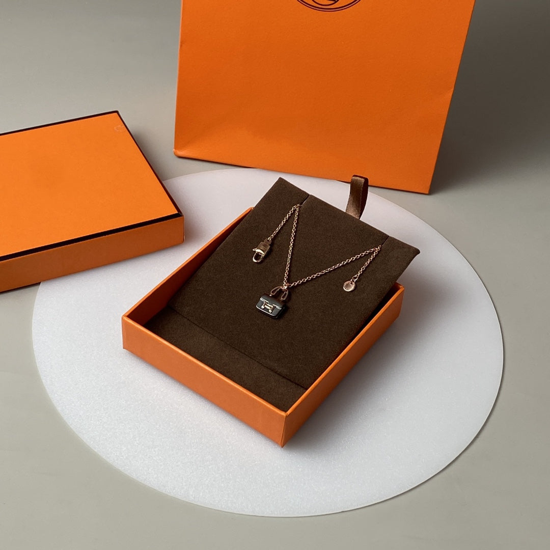 [Mystic]CONSTANCE BLACK PEDANT PINK GOLD NECKLACE