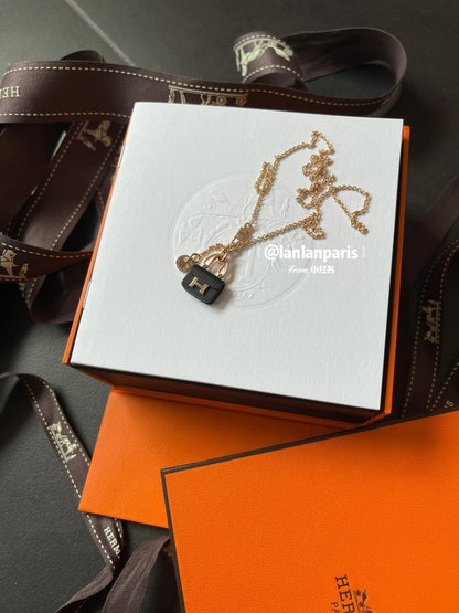 [Mystic]CONSTANCE BLACK PEDANT PINK GOLD NECKLACE