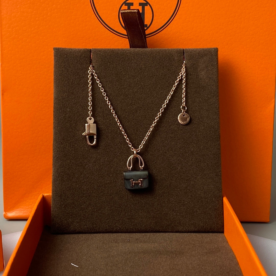 [Mystic]CONSTANCE BLACK PEDANT PINK GOLD NECKLACE