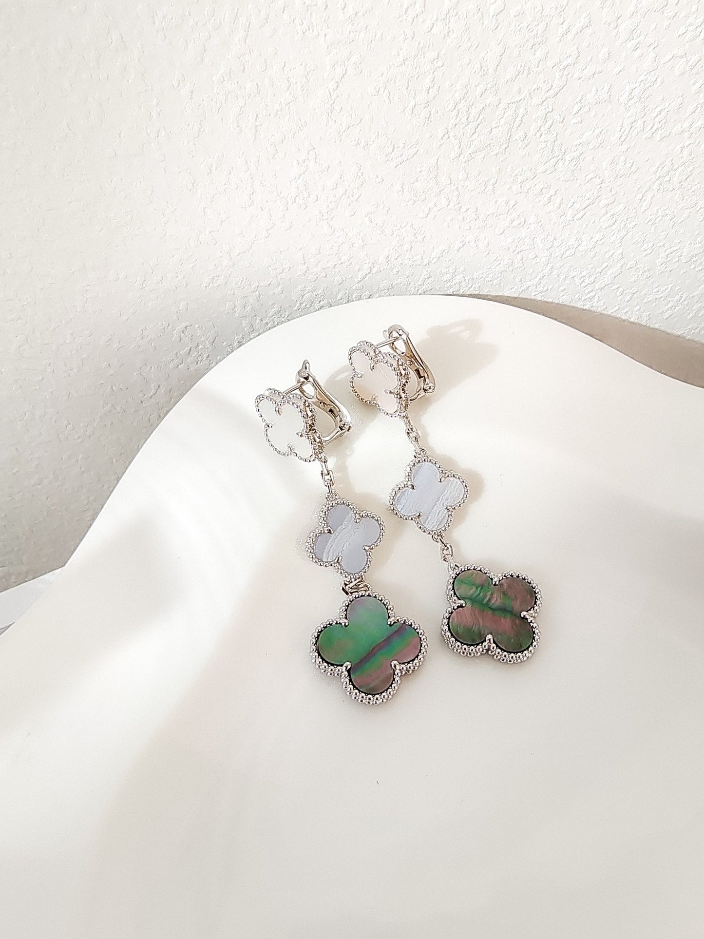 [Mystic]CLOVER 3 MOTIFS CHALCEDONY DARK MOP SILVER EARRINGS