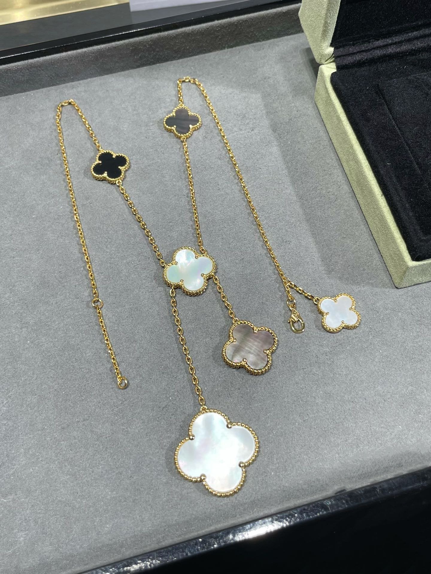 [Mystic]CLOVER 6 MOTIF MOP ONYX GOLD NECKLACE