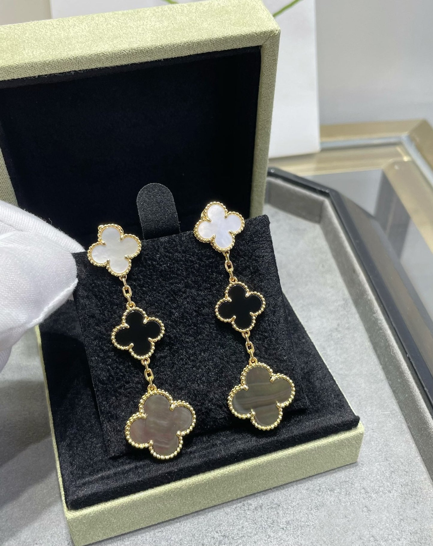 [Mystic]CLOVER 3 MOTIF MOP ONYX DARK MOP PINK GOLD EARRINGS