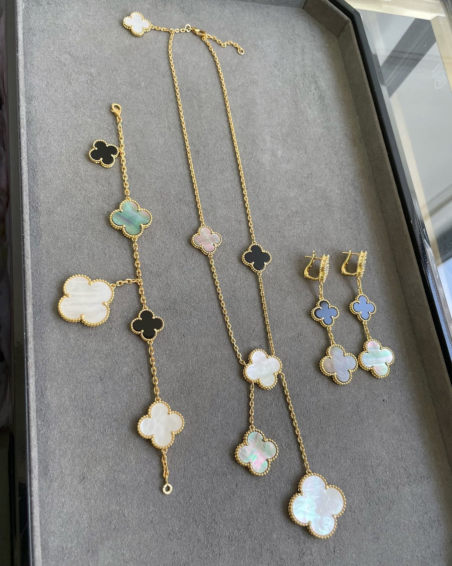 [Mystic]CLOVER 3 MOTIF MOP ONYX DARK MOP PINK GOLD EARRINGS
