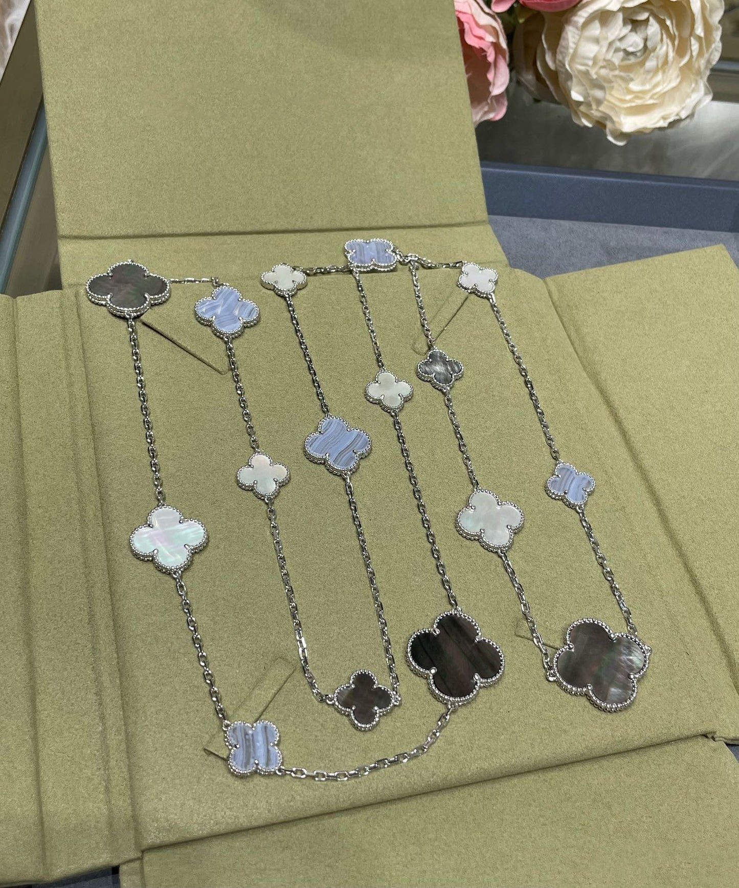 [Mystic]CLOVER 16 MOTIF CHALCEDONY MOP SILVER NECKLACE