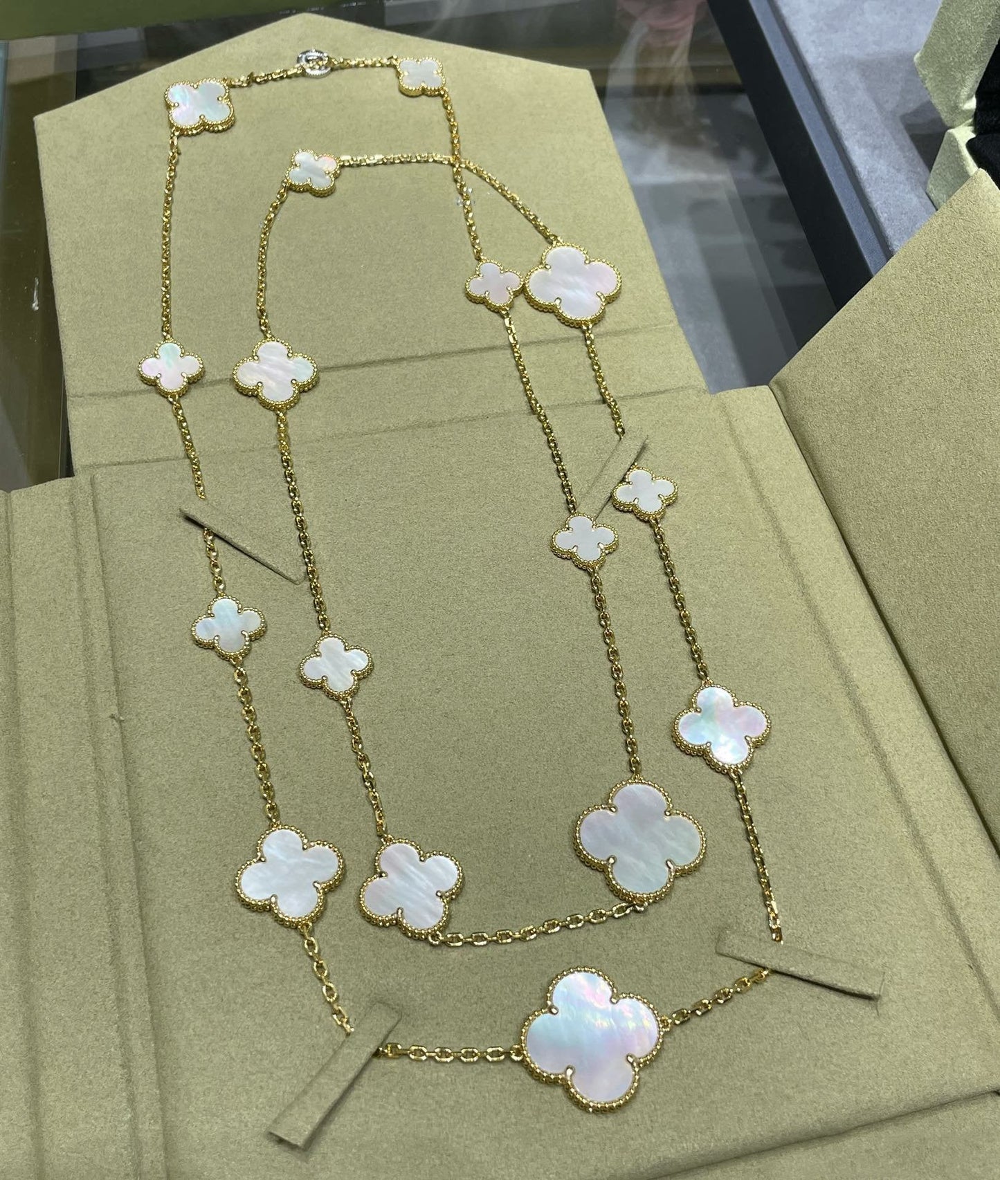 [Mystic]CLOVER 16 MOTIF WHITE MOP GOLD NECKLACE