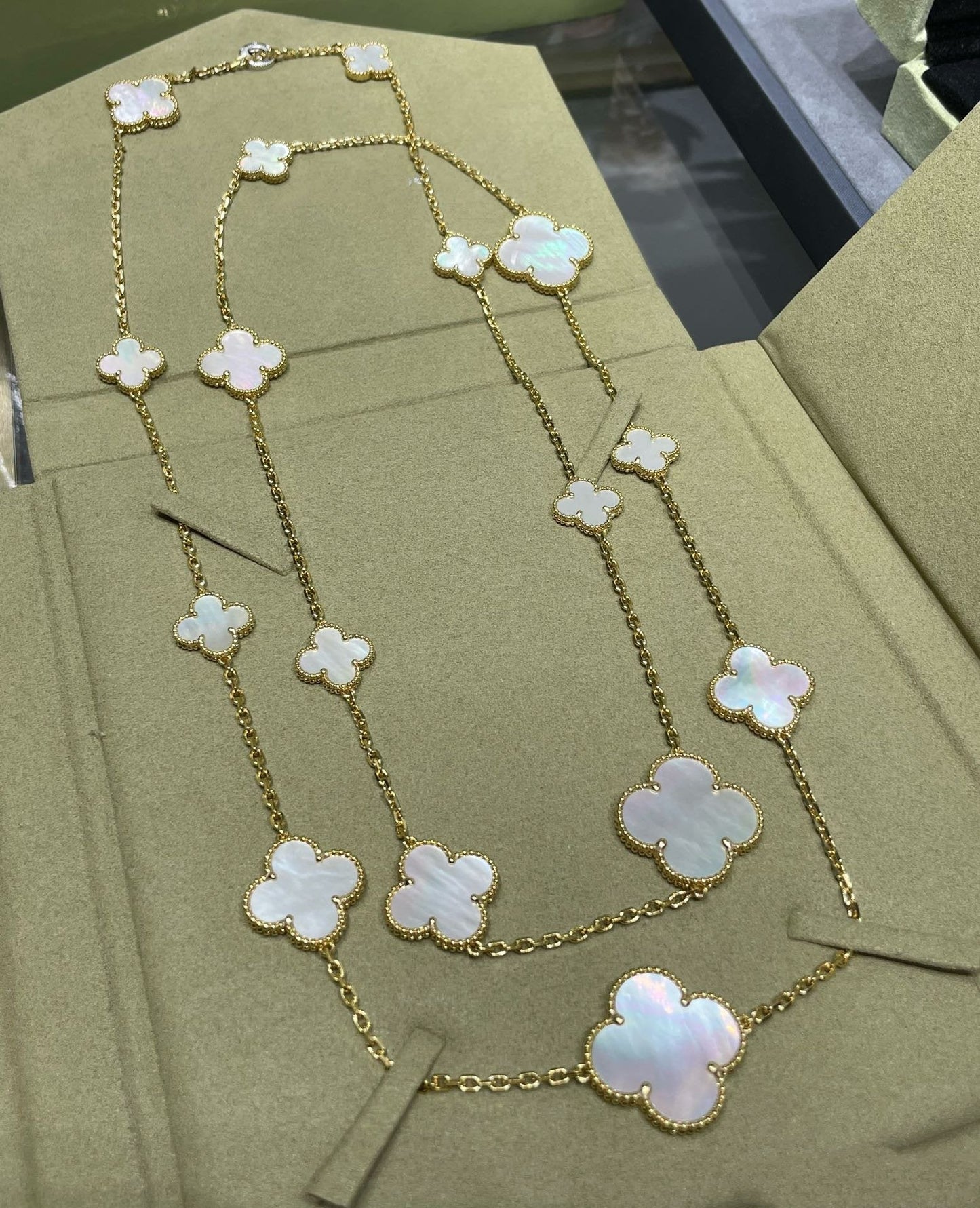 [Mystic]CLOVER 16 MOTIF WHITE MOP GOLD NECKLACE