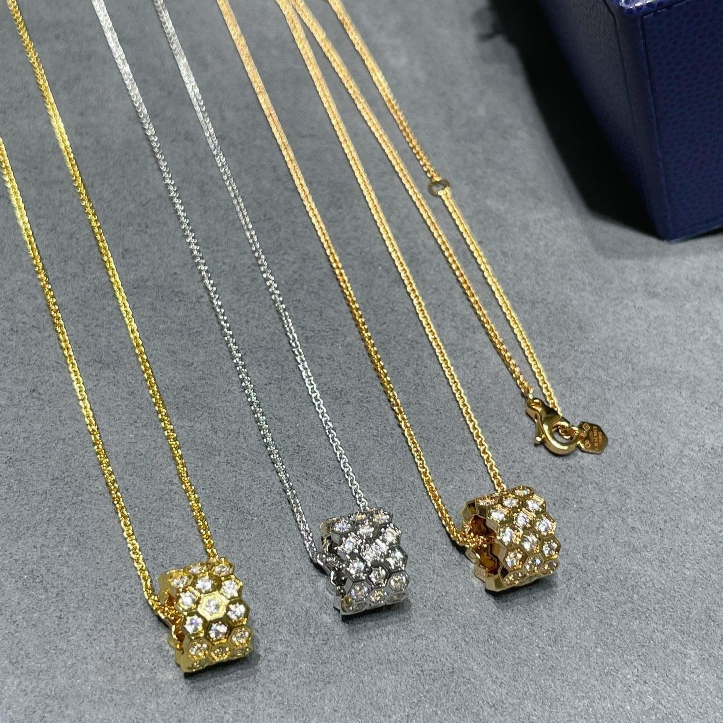 [Mystic]BEE LOVE DIAMOND PAVED 3 ROW NECKLACE
