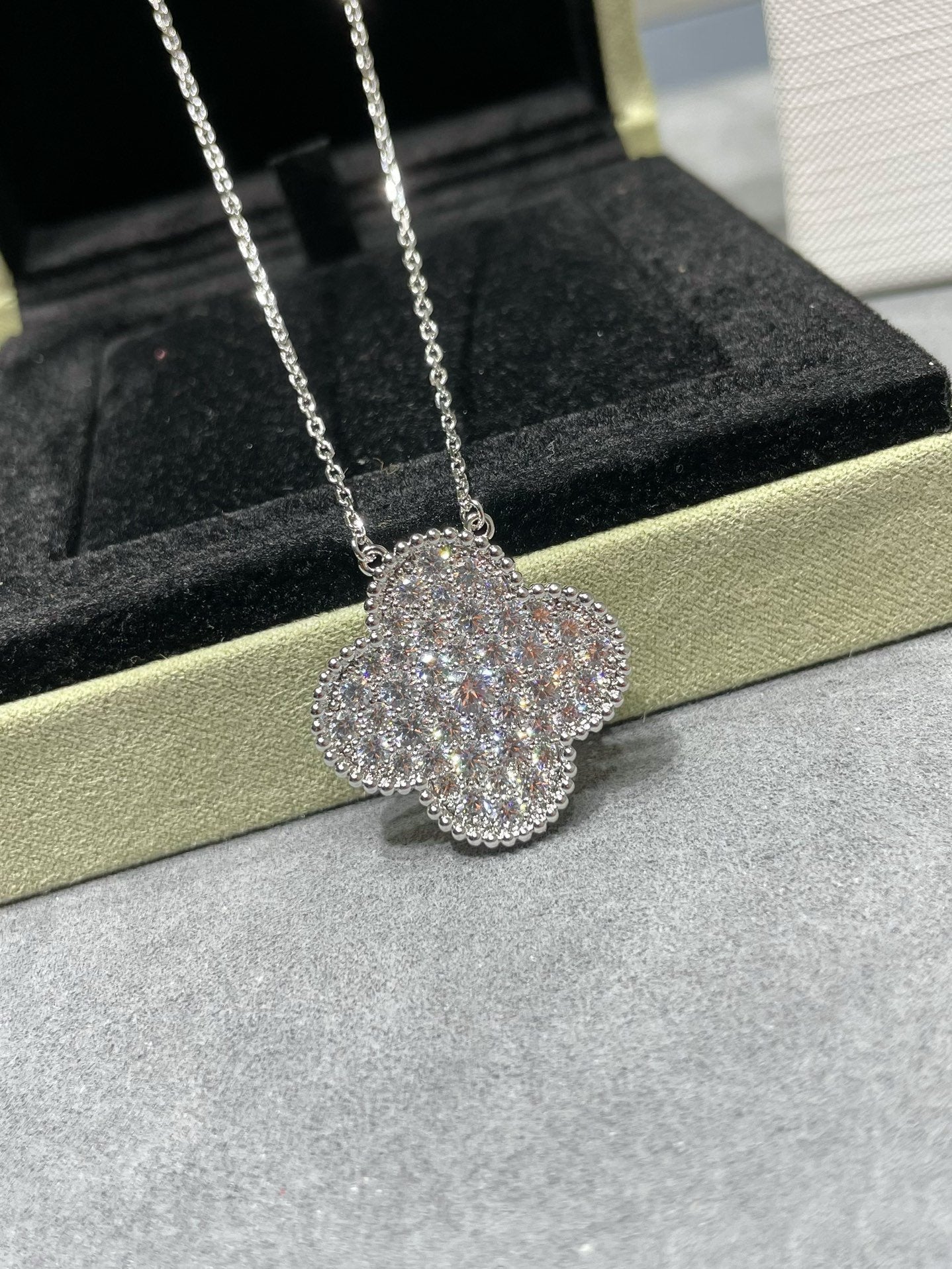 [Mystic]CLOVER 25MM LARGE PENDANT DIAMOND PAVED SILVER NECKLACE
