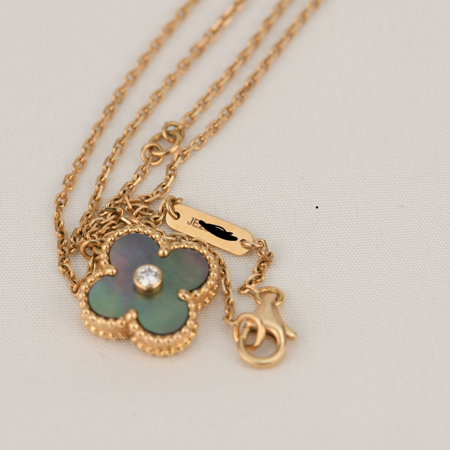 [Mystic]CLOVER 15MM DIAMOND AND MOTHER-OF-GREY NECKLACE