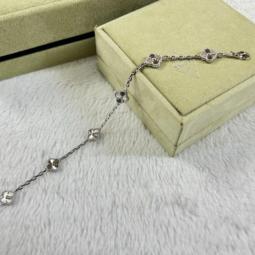 [Mystic-new]CLOVER 6 MOTIF DIAMOND BRACELET