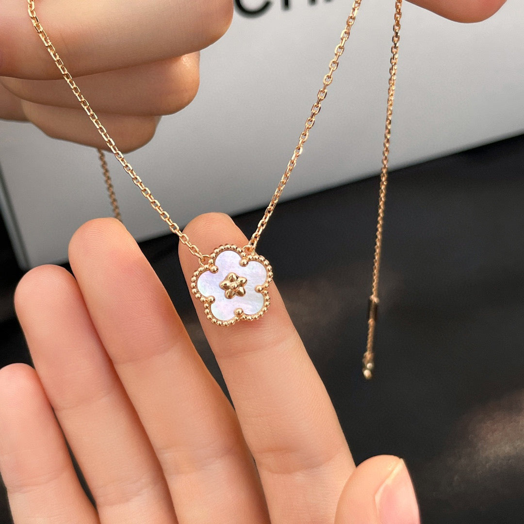 [Mystic]LUCKY  WHITE MOP  PLUM BLOSSOM NECKLACE