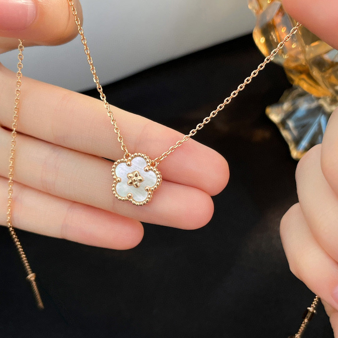 [Mystic]LUCKY  WHITE MOP  PLUM BLOSSOM NECKLACE