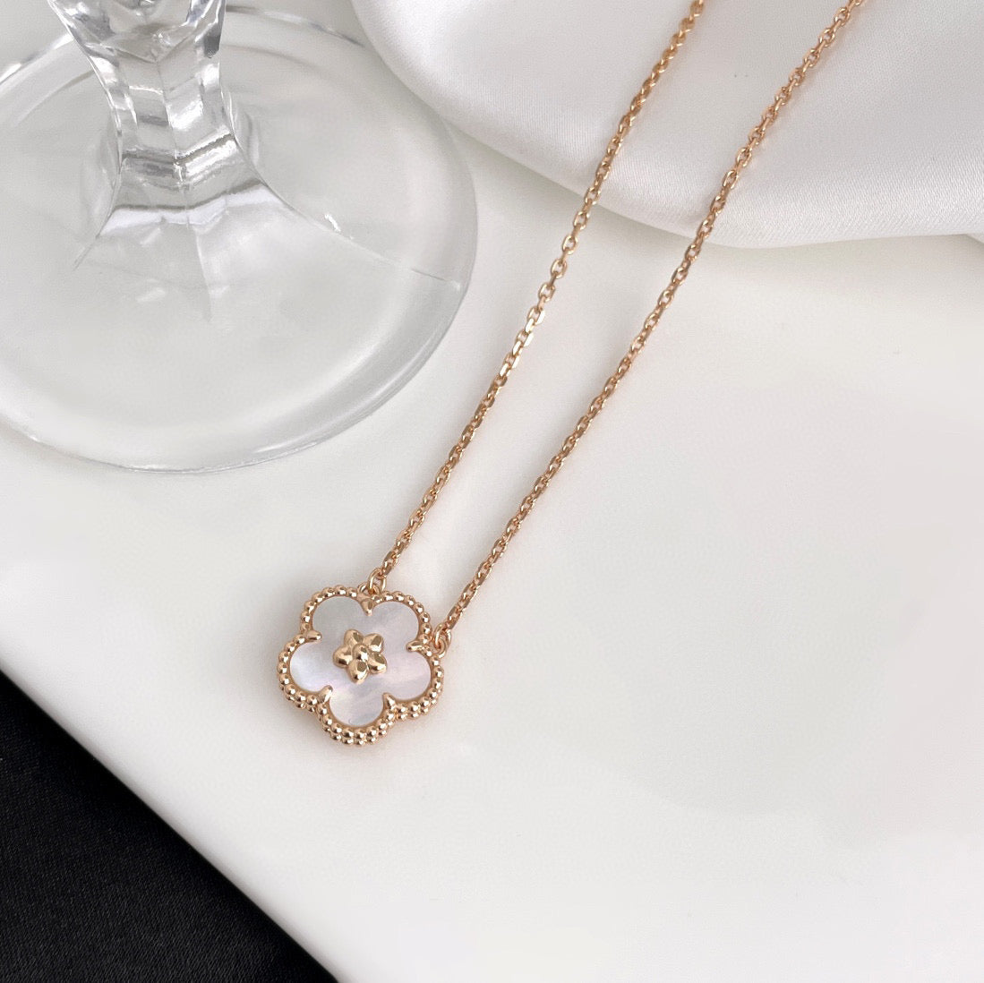 [Mystic]LUCKY  WHITE MOP  PLUM BLOSSOM NECKLACE