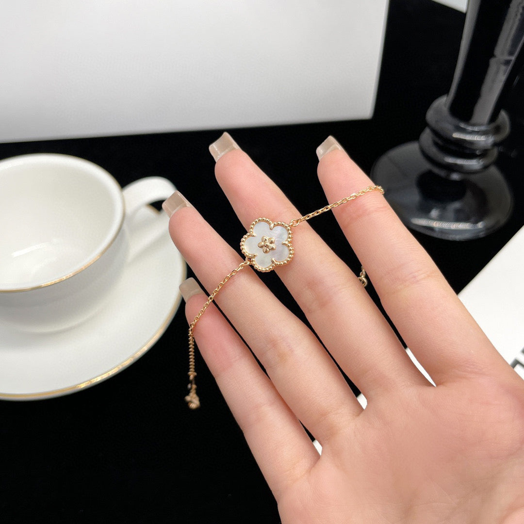 [Mystic]LUCKY  WHITE MOP  PLUM BLOSSOM NECKLACE