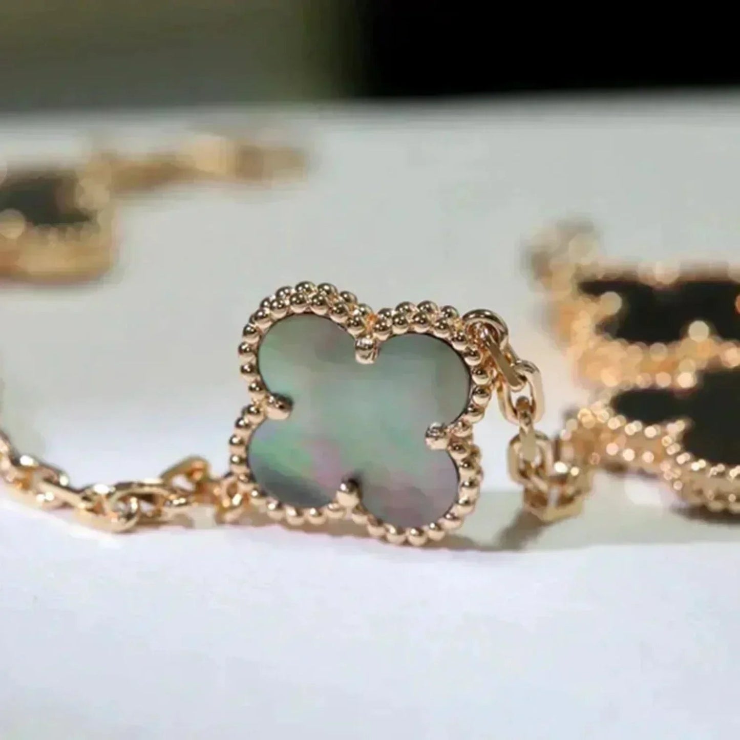 [Mystic-new] CLOVER 5 MOTIF GRAY MOP BRACELET COLLECTION