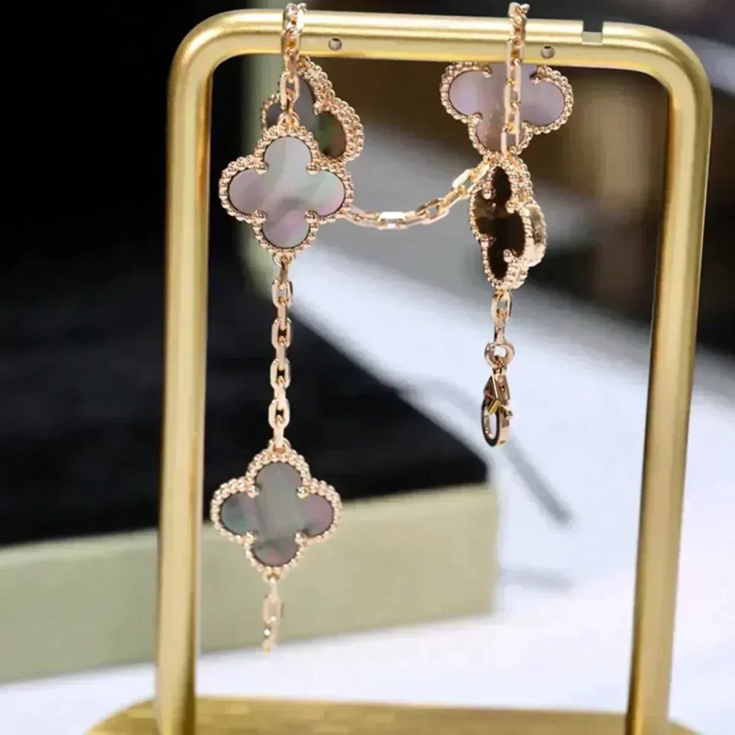 [Mystic-new] CLOVER 5 MOTIF GRAY MOP BRACELET COLLECTION