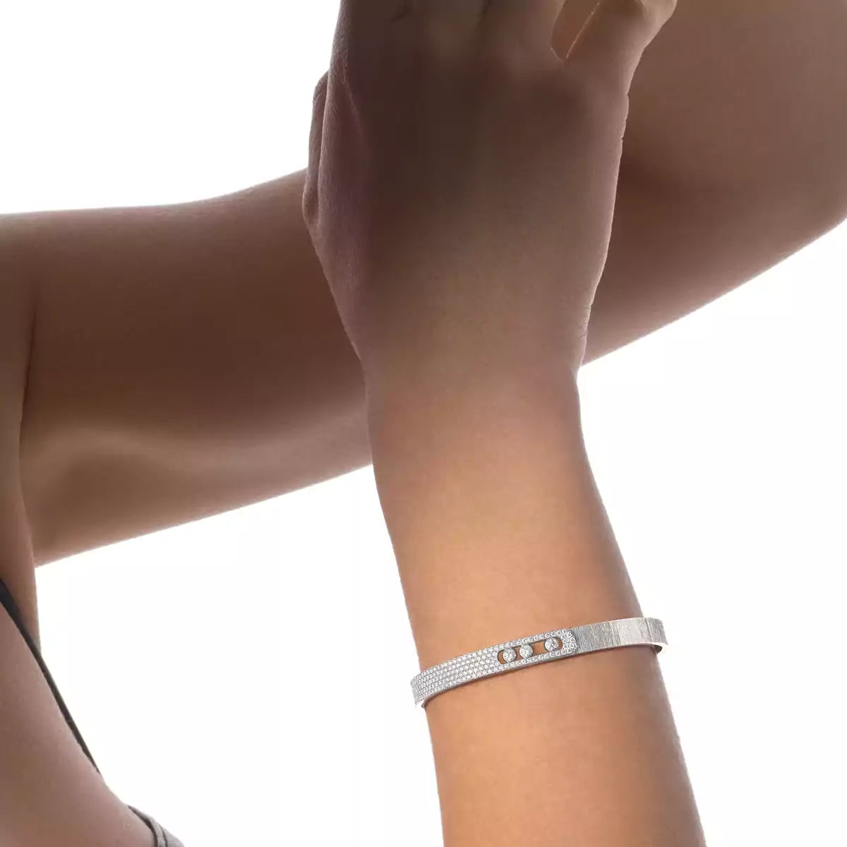 [Mystic JURI]Move Noa Ciselé half pavé bangle