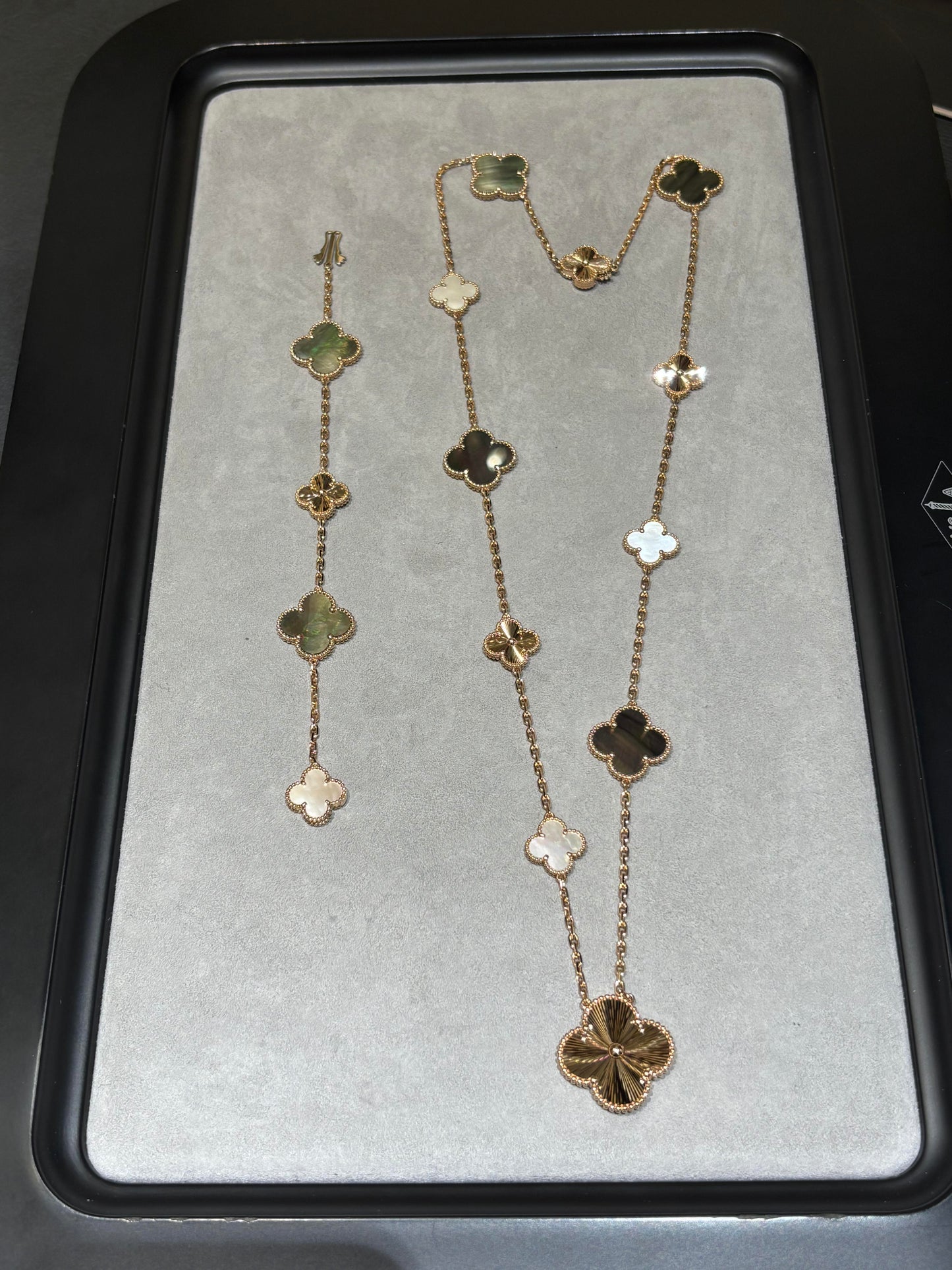 [Mystic] 25 NEW CLOVER 15 MOTIFS GRAY MOTHER-OF-PEARL