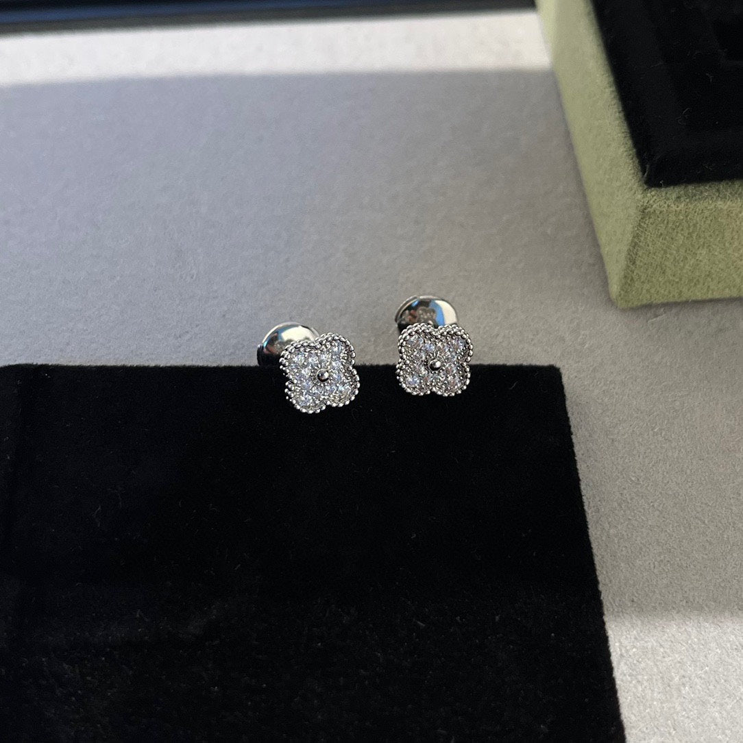 [ミスティック]クローバー ミニ ダイヤモンド スタッドピアス