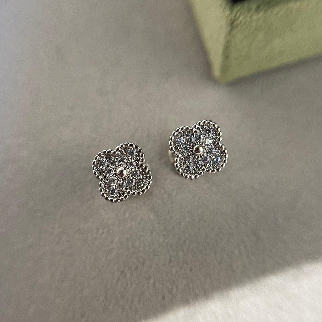 [ミスティック]クローバー ミニ ダイヤモンド スタッドピアス