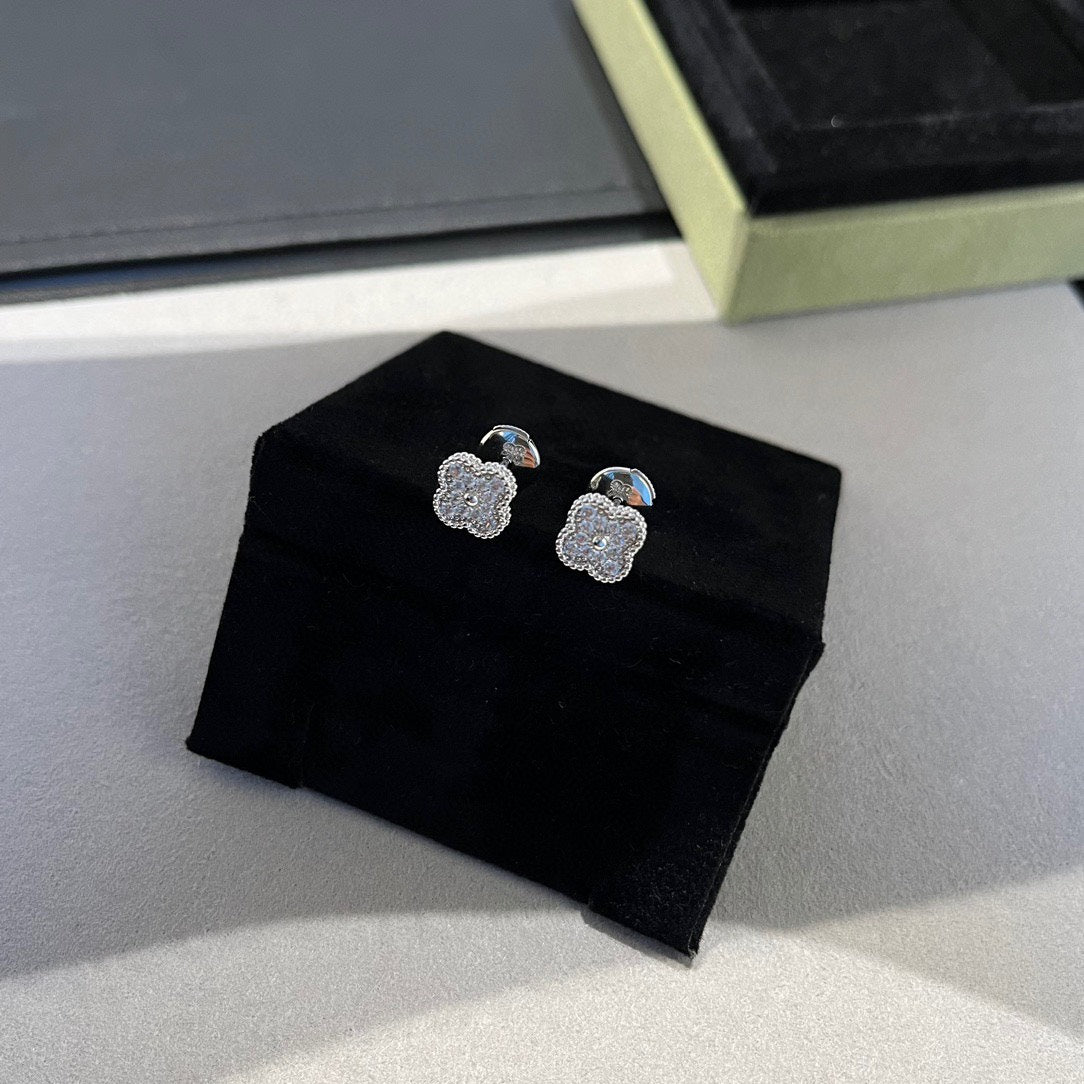 [ミスティック]クローバー ミニ ダイヤモンド スタッドピアス