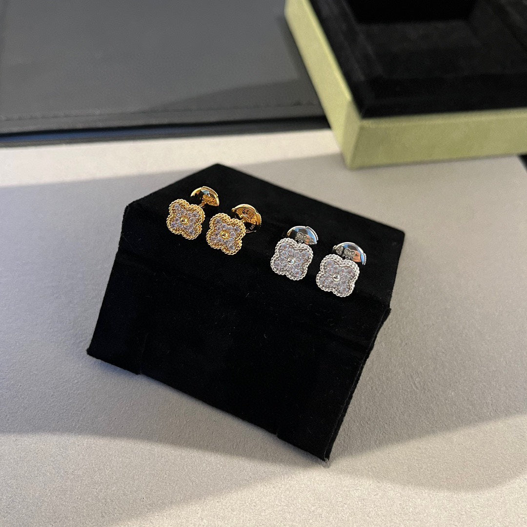 [ミスティック]クローバー ミニ ダイヤモンド スタッドピアス